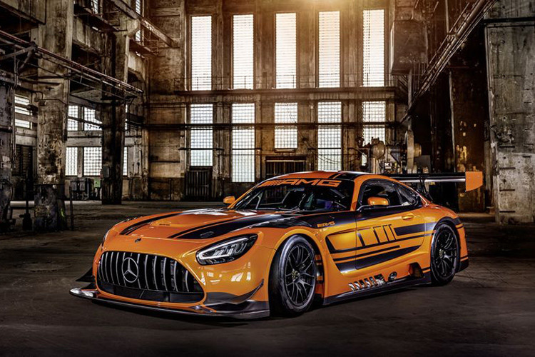 Về diện mạo, mẫu xe đua Mercedes-AMG GT3 2019 trông hung dữ hơn hẳn với cản trước tinh chỉnh, các vây mới, đèn pha mới, bộ chia trước hầm hộ và cánh gió sau khổng lồ có thể điều chỉnh nhanh hơn.