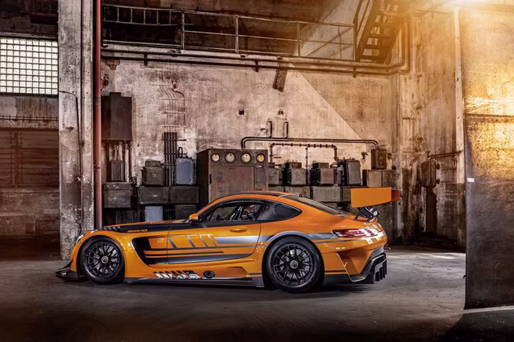 Chưa hết, Mercedes-AMG GT3 2019 mới sẽ được hỗ trợ thêm bởi một hệ thống kiểm soát lực kéo được tối ưu hóa và hệ thống chống bó cứng phanh đã qua điều chỉnh để phù hợp hơn với lốp xe đua hiện đại.