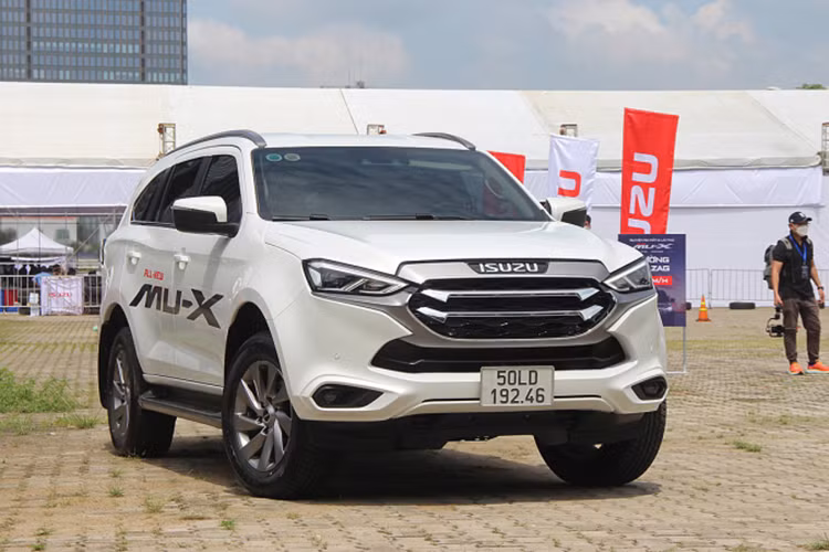 Isuzu mu-X tiếp tục góp mặt trong top bán ế của năm với 247 xe rời đại lý. Giá xe Isuzu mu-X hiện đang có mức khởi điểm thấp nhất nhóm (910 triệu đồng), song thiết kế có phần kém nịnh mắt hơn các đối thủ Hàn, Mỹ đã khiến mẫu SUV 7 chỗ Nhật Bản chưa thể thoát ế.