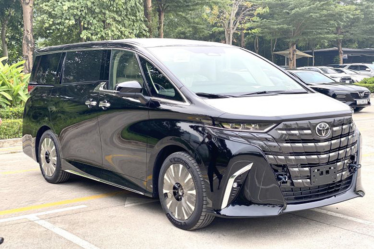 Điểm chung của Alphard và Land Cruiser Prado là đều có giá bán cao so với thu nhập trung bình của người Việt, cộng thêm những trở ngại về nguồn cung đã khiến cả 2 mẫu xe này thường xuyên góp mặt trong top bán chậm.