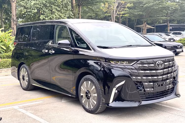 Điểm chung của Alphard và Land Cruiser Prado là đều có giá bán cao so với thu nhập trung bình của người Việt, cộng thêm những trở ngại về nguồn cung đã khiến cả 2 mẫu xe này thường xuyên góp mặt trong top bán chậm.