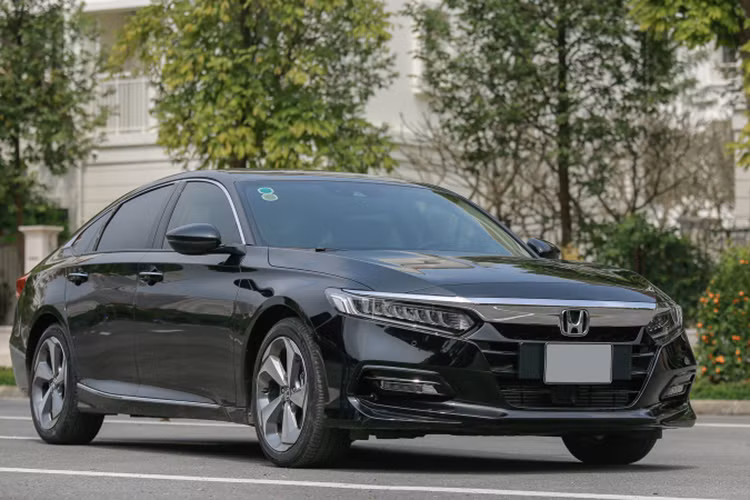 Honda Accord góp mặt tại vị trí thứ 5 của top với 91 xe "chốt đơn" thành công. Giá cao so với mặt bằng chung phân khúc cùng sự hạn chế về tùy chọn phiên bản và "lười" nâng cấp đã dẫn đến việc Accord vẫn mãi loay hoay trong top bán ít nhất thị trường.