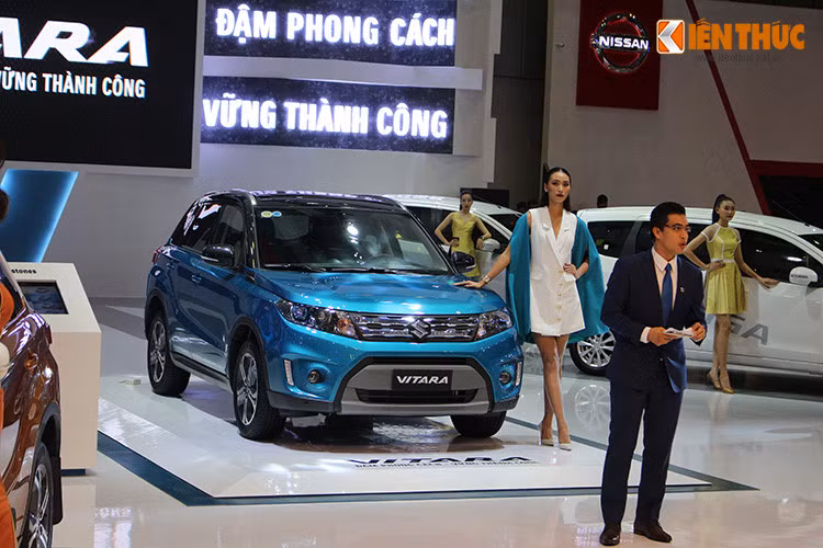 Giống với Chevrolet Trax, Suzuki Vitara cũng là mẫu xe SUV cỡ nhỏ đáng được cân nhắc trong tầm giá từ 600 - 800 triệu đồng. Tuy nhiên nó lại là dòng xe khá kén khách tại Việt Nam. Xe được phân phối theo dạng nhập khẩu nguyên chiếc và có giá bán khá “chát” 779 triệu đồng.