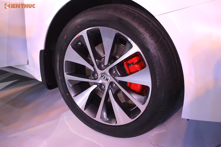 So với phần đầu, đuôi xe của Optima được thiết kế hài hòa hơn, nhưng vẫn đầy cá tính và hiện đại với các đèn hậu sử dụng công nghệ LED, cùng với cản sau ốp "giả" các cánh khuếch tán không khí và cặp ống xả kép hình oval. Xe được trang bị sẵn mâm hợp kim 2 tông màu, 5 cánh kép 18 inch, với bề mặt mâm được phay xước kim loại đẹp mắt.