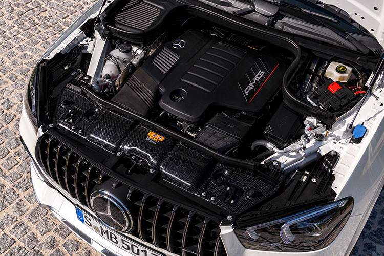 Mercedes-Benz GLE 53 4MATIC+ Coupé được trang bị động cơ 6 xy-lanh thẳng hàng thế hệ mới, dung tích 3.0L cho ra công suất tối đa 435 mã lực và momen xoắn cực đại 520 Nm. Sức mạnh từ khối động cơ I6 này có thể đánh giá tương đương với nhiều mẫu xe thể thao dùng động cơ V8 hiện nay. Không chỉ vậy, công nghệ EQ Boost còn cung cấp thêm 22 mã lực và 250 Nm một cách nhanh nhạy và mượt mà, đưa tổng công suất lên con số 457 mã lực và momen xoắn cực đại 770 Nm.