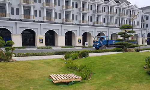 Di choi cong vien KDT Phu Cuong, be gai roi xuong cong thoat nuoc