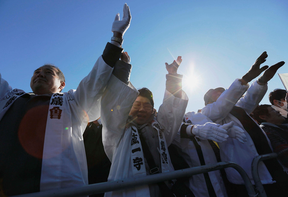 90.000 người hô "vạn tuế" khi Nhật hoàng chúc năm mới lần cuối - Hình 8 90.000 nguoi ho