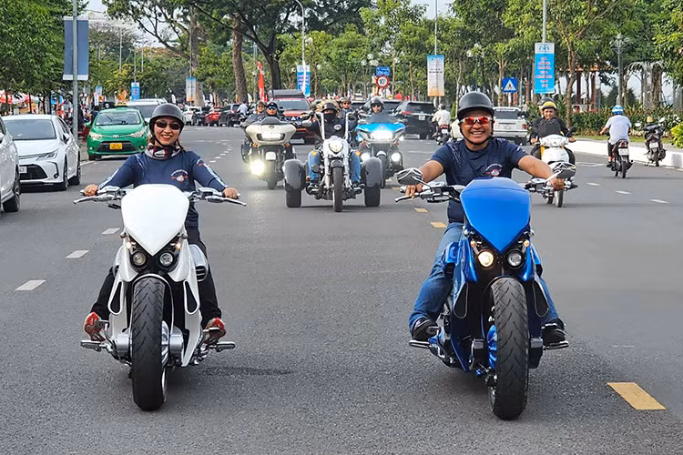 Được biết, vợ chồng anh Văn Tiêu và chị Thuý Ngà thuộc CLB SMG đều có niềm đam mê môtô phân khối lớn và những cung đùng, họ đã từng sở hữu khá nhiều dòng xe môtô khác nhau, từ Honda, Yamaha đến Harley-Davidson... và mới đây nhất là cặp đôi môtô V-Rex Travertson với hai màu xanh - trắng.