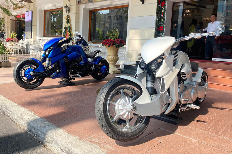 Về cặp đôi môtô V-Rex Travertson này - dù không phải là dòng xe phổ thông được nhiều người biết tới nhưng trong suốt hơn 10 năm qua, những chiếc V-Rex đã âm thầm cập bến Việt Nam với số lượng nhỏ giọt chỉ khoảng hơn 10 chiếc. Hai chiếc V-Rex Travertson trong bài viết của vợ chồng vợ chồng anh Văn Tiêu và chị Thuý Ngà đều thuộc bản 2016, bản cuối cùng của dòng xe môtô "quái thú".