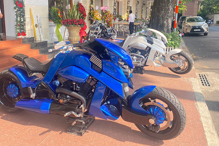 V-Rex Travertson là sản phẩm của 2 nhà thiết kế là Tim Cameron người Úc và Christian Travert người Pháp, dựa trên cơ sở Harley-Davidson V-Rod và chỉ được sản xuất thủ công theo đơn đặt hàng. V-Rex là một mẫu xe đồ sộ, với chiều dài lên tới 2,6 mét, trục cơ sở dài 1,851 mét, chiều cao đến yên xe khoảng 80 cm và tổng trọng lượng lên tới 304 kg.