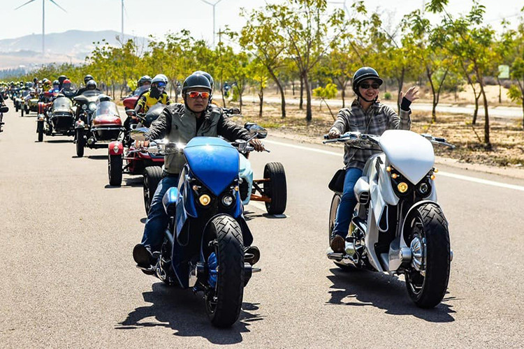 Bộ đôi môtô quái thủ V-Rex Travertson trong trong bài viết này thuộc sở hữu của đôi vợ chồng đam mê tốc độ, thuộc thành viên trong CLB Saigon Motorcycle Group (SMG). Xe được nhập trực tiếp từ Mỹ, thông qua một đại lý tư nhân ở Việt Nam và thuộc dạng hàng hiếm với số lượng khá ít chiếc được chủ nhân cho lăn bành thường xuyên.