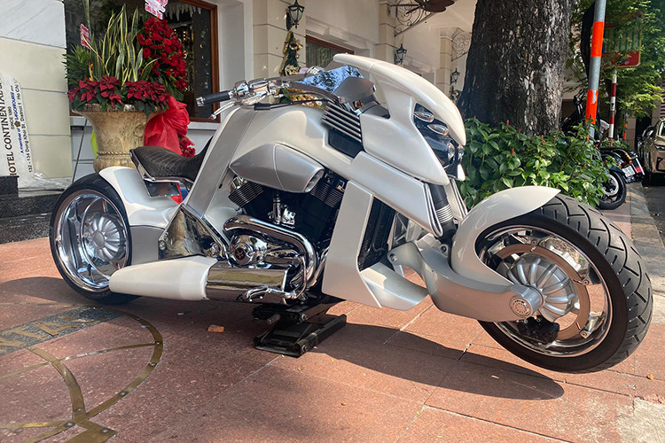 Ngay từ thời điểm 2010 khi chiếc V-Rex đầu tiên tới Việt Nam, mức giá của dòng xe này sau khi đóng đủ các loại thuế phí và "ra biển" đã lên tới khoảng 1,5 tỷ đồng. Phải mất đến 9 năm, chiếc "khủng long" thứ 4 mới được mang về và tiếp đến là những chiếc khác qua các đại lý tư nhân. 