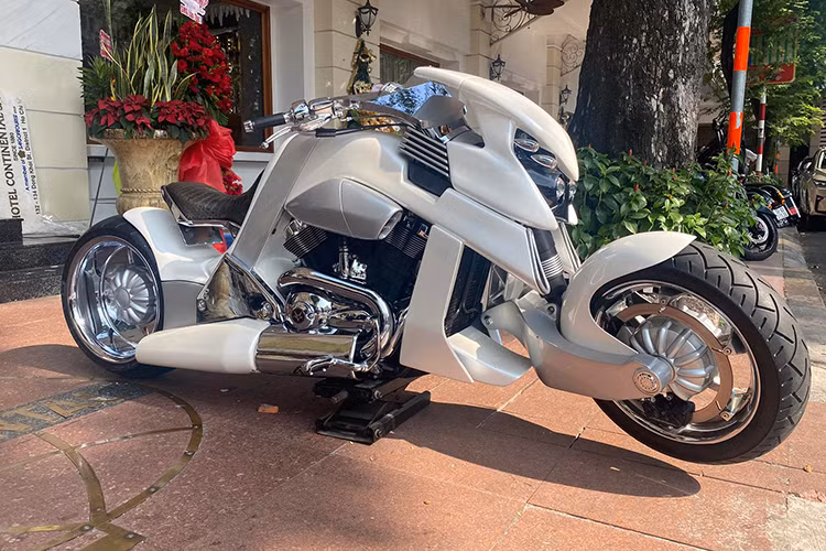 Ngay từ thời điểm 2010 khi chiếc V-Rex đầu tiên tới Việt Nam, mức giá của dòng xe này sau khi đóng đủ các loại thuế phí và "ra biển" đã lên tới khoảng 1,5 tỷ đồng. Phải mất đến 9 năm, chiếc "khủng long" thứ 4 mới được mang về và tiếp đến là những chiếc khác qua các đại lý tư nhân. 