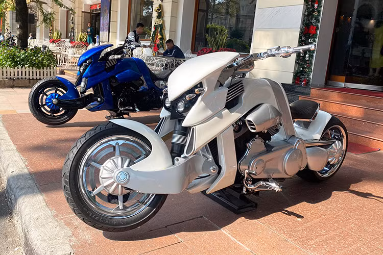 Mức giá xe V-Rex Travertson đời 2016 trong bài viết này khoảng hơn 1,8 tỷ đồng sau khi lăn bánh và đắt gần ngang bằng với một chiếc xe sang Mercedes-Benz E200 chính hãng hiện nay. Tổng cộng cả hai chiếc V-Rex Travertson của vợ chồng anh Văn Tiêu và chị Thuý Ngà lên đến gần 4 tỷ đồng.