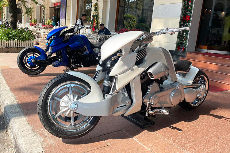 Mức giá xe V-Rex Travertson đời 2016 trong bài viết này khoảng hơn 1,8 tỷ đồng sau khi lăn bánh và đắt gần ngang bằng với một chiếc xe sang Mercedes-Benz E200 chính hãng hiện nay. Tổng cộng cả hai chiếc V-Rex Travertson của vợ chồng anh Văn Tiêu và chị Thuý Ngà lên đến gần 4 tỷ đồng.