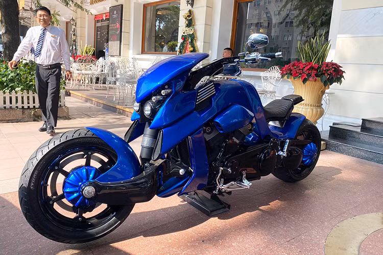 Ngoài kết cấu lái gián tiếp, "dàn chân" của V-Rex cũng là một điểm nhấn đáng chú ý. Trong đó trước của xe sử dụng lốp Metzeler Marathon có bản 140/70. Hệ thống phanh với đĩa được lấy từ dòng xe Buell của Mỹ, kèm theo heo phanh với 6 piston. Bánh sau của xe còn ấn tượng hơn khi là một chiếc vành nhôm nguyên khối CNC có đường kính 18 inch, sở hữu bản siêu rộng để có thể lắp được chiếc lốp "béo" Metzeler Marathon bản 300/25/18.