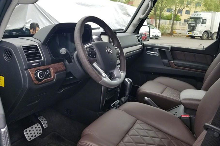 Tuy nhiên, sự khác biệt dừng lại ở đó khi những nút chỉnh điều hòa và hệ thống thông tin giải trí bên dưới chiếc xe lại được làm khá giống với chiếc xe địa hình nhà Mercedes-Benz. Ngay cả ghế bọc da khâu trần trám một phần cũng gợi liên tưởng đến Mercedes-Benz G-Class.