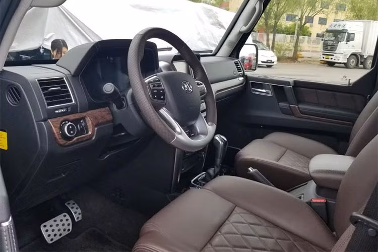 Tuy nhiên, sự khác biệt dừng lại ở đó khi những nút chỉnh điều hòa và hệ thống thông tin giải trí bên dưới chiếc xe lại được làm khá giống với chiếc xe địa hình nhà Mercedes-Benz. Ngay cả ghế bọc da khâu trần trám một phần cũng gợi liên tưởng đến Mercedes-Benz G-Class.