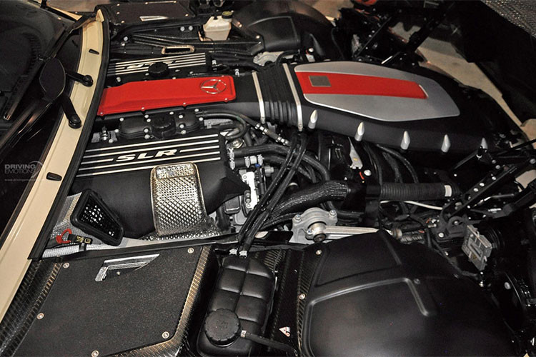 Sức mạnh của SLR đến từ bộ động cơ V8 tăng áp 5,5L, cho công suất tối đa 617 mã lực và mô-men xoắn cực đại 780 Nm. Đi kèm hộp số tự động 5 cấp AMG Speedshift R, động cơ này giúp xe có khả năng tăng tốc 0-100 km/h chỉ trong 3,8 giây, trước khi đạt tốc độ tối đa 334 km/h.