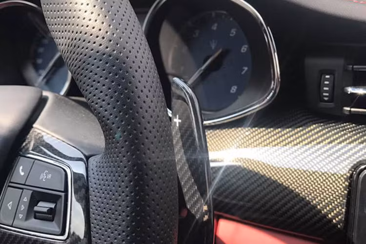 Ngoài ra, trên chiếc xe hạng sang Maserati Quattroporte GranSport GTS 2017 này còn có lẫy chuyển số trên vô lăng được ốp carbon đẹp mắt. Mẫu sedan hạng sang mạnh mẽ vẫn được trang bị 5 chế độ lái bao gồm Auto Normal, Sport Auto, Manual Normal, Sport và Manual ICE.