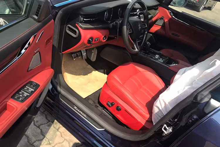 Mẫu xe mới về Việt Nam này còn được trang bị thêm nhiều tính năng và công nghệ mới nhằm phù hợp hơn với nhu cầu ngày càng khắt khe của khách hàng. Màn hình thông tin giải trí cảm ứng 8 inch được tích hợp thêm Apple CarPlay và Android Auto, nhằm giúp các chủ nhân có thể kết nối với điện thoại smartphone một cách nhanh chóng.