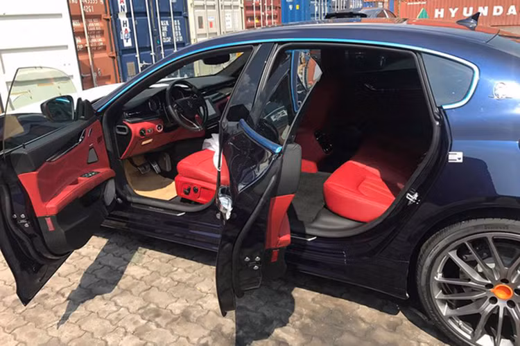 Đối lập với ngoại thất xanh đậm, bên trong khoang lái chiếc Maserati Quattroporte GranSport GTS 2017 có "nội y" màu đỏ đun kết hợp cùng nhiều chi tiết màu đen và sử dụng chất liệu sợi carbon làm điểm nhấn trong thiết kế giúp chiếc xe không chỉ ấn tượng mà còn giảm cân hơn.