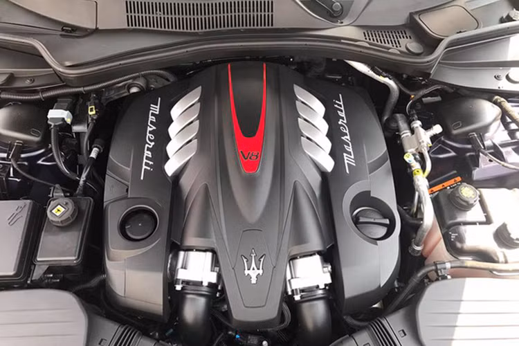 Xe sử dụng động cơ V8, dung tích 3.0 lít, Twin-Turbo, sản sinh công suất tối đa 530 mã lực và mô-men xoắn cực đại 710 Nm. Ở bản tiêu chuẩn và SQ4 chỉ được trang bị động cơ V6, dung tích 3.0 lít, Twin-Turbo, sản sinh công suất tối đa 410 mã lực. Hộp số tự động 8 cấp và hệ dẫn động cầu sau giúp xe tăng tốc từ 0–100 km/h trong vòng 4,7 giây trước khi đạt vận tốc tối đa 307 km/h.