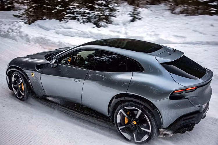 Bên cạnh đó, Ferrari Purosangue còn được trang bị hệ thống hỗ trợ lái nâng cấp, gồm kiểm soát xuống dốc, hệ thống chống lật chủ động. Tuy nhiên xe có khoảng sáng gầm chỉ ở mức 183 mm, đồng nghĩa khả năng off-road sẽ bị hạn chế.