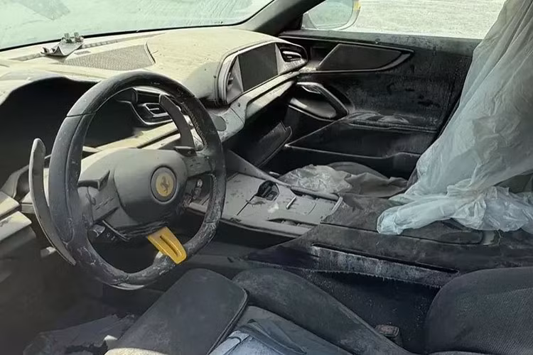 Bên trong nội thất, mẫu SUV có bảng táp-lô tách biệt 2 bên theo kiểu Dual Cockpit, không có màn hình giải trí cảm ứng trung tâm mà thay bằng hai màn hình riêng biệt dành cho người lái và hành khách. 