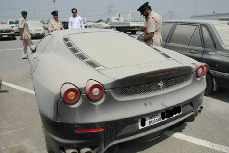 Chiếc siêu SUV Ferrari Purosangue bị bỏ xó phủ bụi này xuất hiện trong 1 bãi xe chuyên tập kết các dòng xe tai nạn ở Trung Đông với ngoại hình không hư hỏng gì quá nghiêm trọng, nhưng số phận của nó chẳng khác gì các siêu xe tai nạn nát đầu, hay biến dạng. 