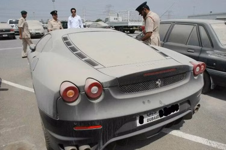 Chiếc siêu SUV Ferrari Purosangue bị bỏ xó phủ bụi này xuất hiện trong 1 bãi xe chuyên tập kết các dòng xe tai nạn ở Trung Đông với ngoại hình không hư hỏng gì quá nghiêm trọng, nhưng số phận của nó chẳng khác gì các siêu xe tai nạn nát đầu, hay biến dạng. 