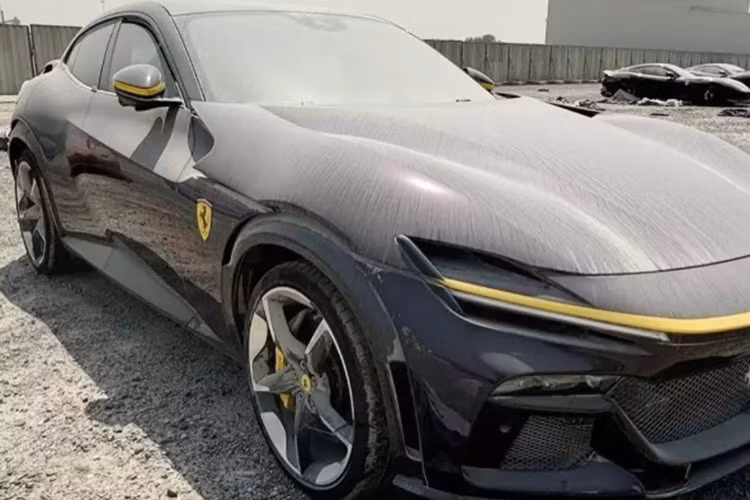 Dù mang kiểu dáng SUV, Ferrari Purosangue vẫn được thiết kế với những đường nét cắt xẻ nhằm tối ưu tính khí động học. Ở phía trước, mẫu SUV này thừa hưởng thiết kế từ chiếc SF90 Stradale với cụm đèn hai tầng, lưới tản nhiệt đặt thấp phía dưới cản trước. Cửa xe kiểu mở ngược độc đáo, tương tự thiết kế của Rolls-Royce.