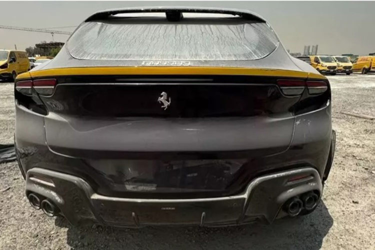 Ra mắt vào tháng 9/2022, Purosangue là mẫu xe đánh dấu bước ngoặt lịch sử của thương hiệu “ngựa chồm” khi lần đầu đặt chân vào phân khúc siêu SUV thể thao. Trong tiếng Ý, Purosangue mang ý nghĩa “thuần chủng”. Đây là mẫu xe kết hợp giữa tốc độ, cảm giác lái phấn khích và sự đa năng - những yếu tố làm nên DNA của Ferrari. 