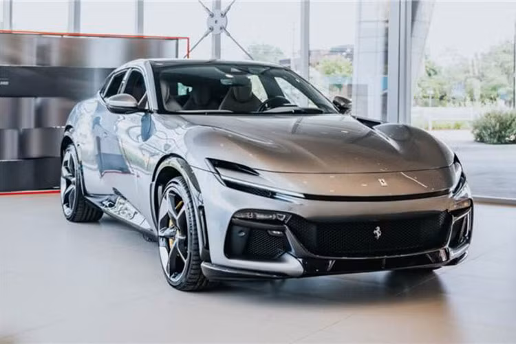 Tại thời điểm ra mắt, mức giá xe Ferrari Purosangue ở thị trường quốc tế có mức bán ra khởi điểm lên đến 313.120 bảng Anh (khoảng 10,3 tỷ đồng). Khi được ra mắt Việt Nam vào hồi tháng 6/2023, nó có mức chào bán từ 39 tỷ đồng.