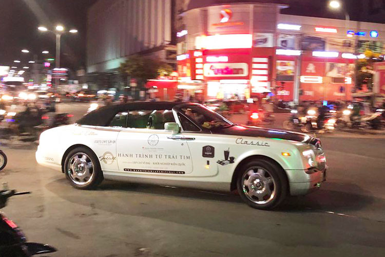 Trong khi Phantom sedan được giới đại gia Việt ưa chuộng và có số lượng khá lớn tại Việt Nam thì số Phantom Drophead ở nước ta chỉ chiếm trên đầu ngón tay. Lý giải cho điều này, nhiều người yêu xe cho rằng do Phantom Drophead được coi là một dòng "xe chơi", có giá đắt và kích thước lớn nên các ông chủ khá vất vả để điều khiển trên phố Việt.