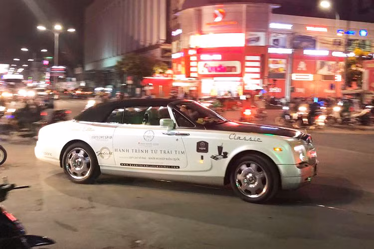 Trong khi Phantom sedan được giới đại gia Việt ưa chuộng và có số lượng khá lớn tại Việt Nam thì số Phantom Drophead ở nước ta chỉ chiếm trên đầu ngón tay. Lý giải cho điều này, nhiều người yêu xe cho rằng do Phantom Drophead được coi là một dòng "xe chơi", có giá đắt và kích thước lớn nên các ông chủ khá vất vả để điều khiển trên phố Việt.