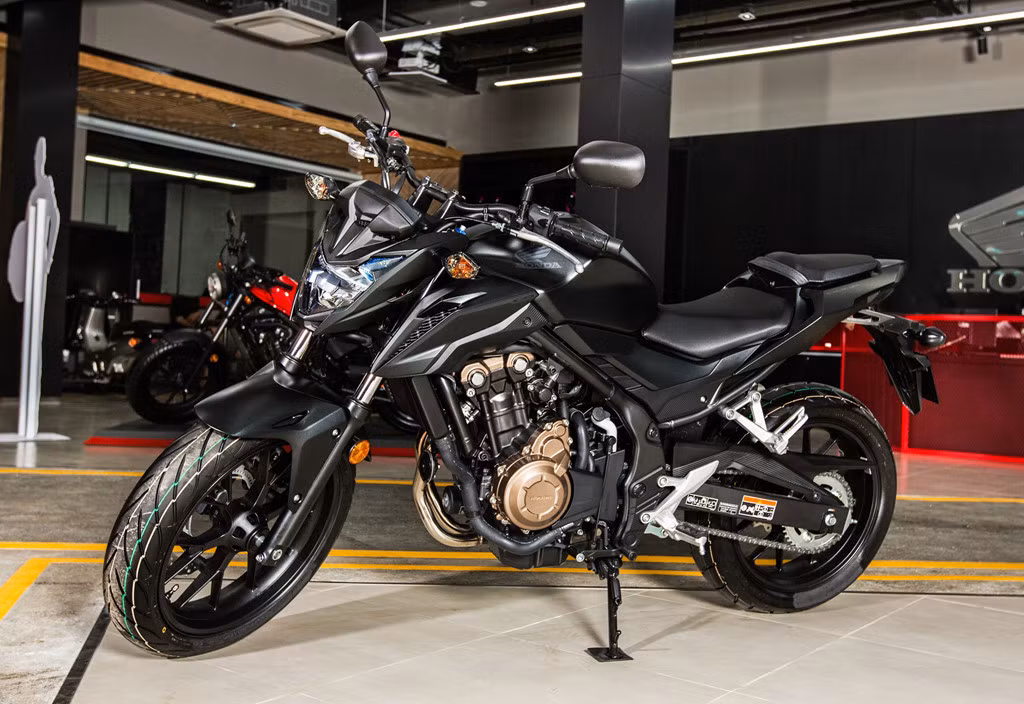 Honda CB500F phiên bản mới có giá 172 triệu đồng, mẫu nakedb-bike tầm trung từng xuất hiện nhiều lần trong các buổi lái thử xe môtô Honda tại Việt Nam. CB500F có đèn LED, đồng hồ LCD và chống bó cứng phanh ABS 2 kênh. Động cơ xy-lanh đôi, dung tích 471cc.