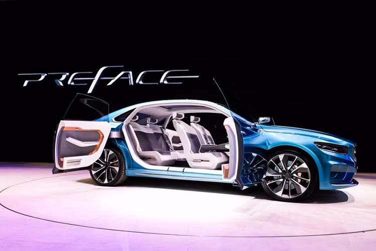 Được quảng cáo là mẫu sedan thể thao cao cấp đầu tiên của thương hiệu, mẫu xe Geely Preface Concept mới xuất hiện tuyệt đẹp giữa Thượng Hải với ngôn ngữ thiết kế Expanding Cosmos mới nhất. Theo Geely cho biết, Preface sẽ là một bản xem trước, ý tưởng cho nhiều mẫu xe mới của hãng trong suốt hai năm tới.