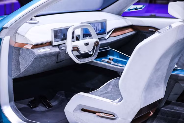 Sự thú vị mà Geely dành cho mãu xe thể thao hạng sang Geely Preface mới tiếp tục được diễn ra ở nội thất tông màu kép, đi kèm những điểm nhấn màu đồng và bảng điều khiển trung tâm nổi với màn hình rộng.