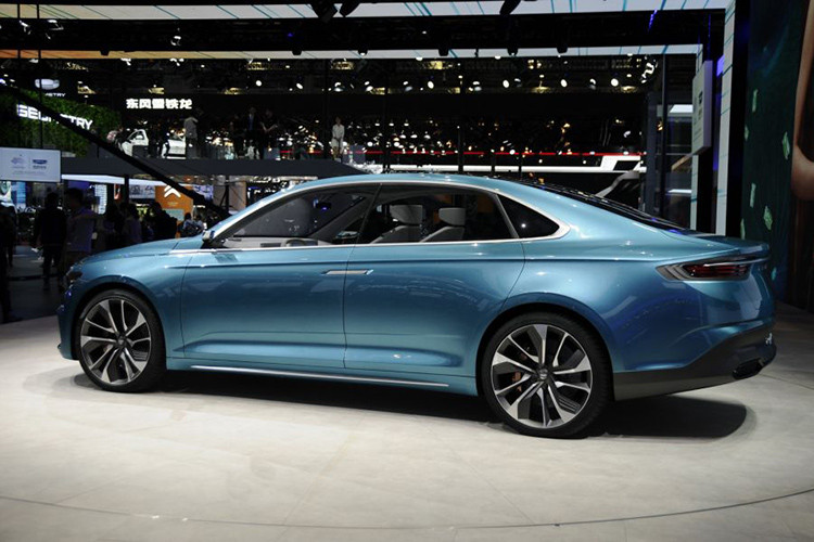 Hai bên lưới tản nhiệt là đèn pha LED thanh mảnh và các khe hút gió sành điệu, tổng thể xe càng trở nên hấp dẫn và độc đáo khi có thêm những đường gân dập nổi thể thao trên nắp ca-pô, cửa sổ không viền và tay nắm cửa chìm vào cửa.