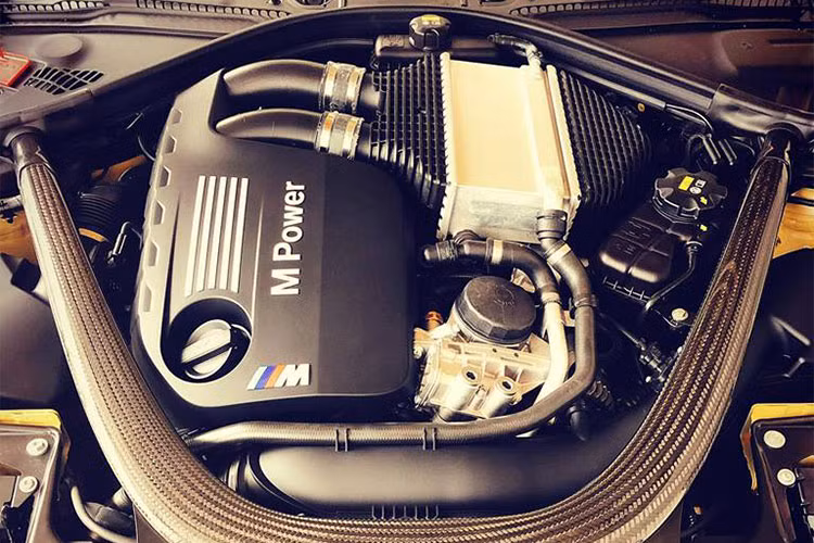 Động cơ trên kết hợp cùng hộp số 7 tốc độ M-DCT, nhờ đó, BMW M4 chỉ mất thời gian 4,1 giây để tăng tốc lên 100 km/h từ vị trí xuất phát. Tốc độ tối đa của xe vẫn bị giới hạn ở mức 250 km/h. Ngoài ra, xe con được trang bị 3 chế độ lái khác nhau bao gồm Comfort, Sport và Sport +.