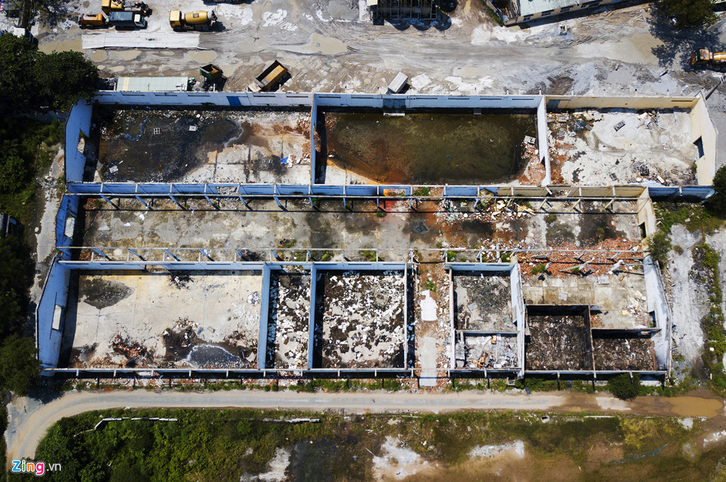 Sau khi dừng hoạt động, máy móc được di chuyển đi nơi khác, các nhà xưởng đã được tháo dỡ phần mái, chỉ còn những bức tường xung quanh. 