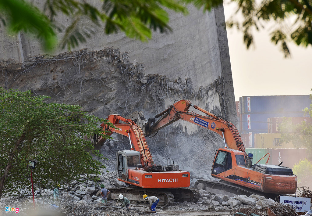 Theo kết cấu của một trạm nghiền xi măng, có thể nói đây là hạng mục lớn và khó phá bỏ nhất của nhà máy khi bể có dung tích lớn, chiều cao hàng chục mét, với lớp bê tông cốt thép dày. Đơn vị thi công phá bỏ từng mảng phần dưới, tạo thành độ nghiêng trước khi cho đổ sập toàn bộ hạng mục.