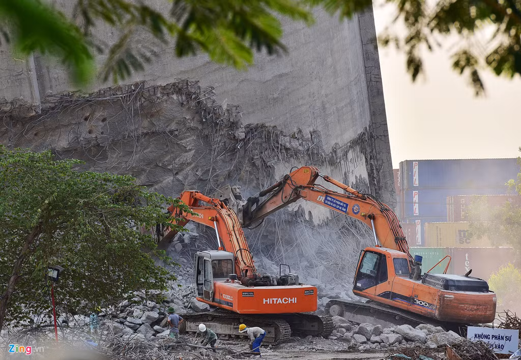 Theo kết cấu của một trạm nghiền xi măng, có thể nói đây là hạng mục lớn và khó phá bỏ nhất của nhà máy khi bể có dung tích lớn, chiều cao hàng chục mét, với lớp bê tông cốt thép dày. Đơn vị thi công phá bỏ từng mảng phần dưới, tạo thành độ nghiêng trước khi cho đổ sập toàn bộ hạng mục.