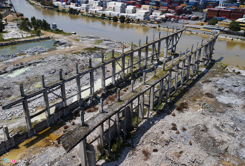 Phân xưởng đóng gói và hệ thống chuyền tải xi măng thành phẩm xuống bến cho các tàu chở hàng hiện chỉ còn khung mái che chưa được phá bỏ.