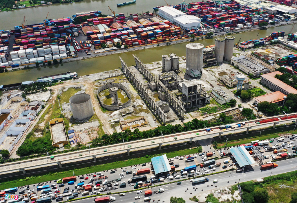 Cuối năm 2016, UBND TP.HCM đã có văn bản yêu cầu Công ty CP Xi măng Hà Tiên 1 phải chấm dứt hoạt động của trạm nghiền xi măng này và có phương án di dời đến nơi khác để trả mặt bằng chỉnh trang đô thị, không gây ô nhiễm môi trường. Sau hơn 2 năm dừng hoạt động, nhiều hạng mục như trạm nghiền, phân xưởng, nhà chứa nguyên liệu, hệ thống chuyển tải... lần lượt được tháo dỡ, di dời. Đến tháng 7/2019, nhà máy chỉ còn khung bê tông cốt thép của các hạng mục.