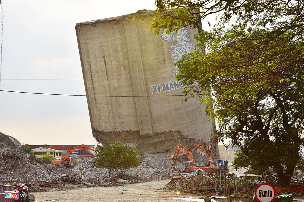 Khoảng gần 1 tuần nay, những chiếc máy xúc phá bê tông hoạt động liên tục nhằm phá dỡ bể chứa lớn nhất nhà máy này.