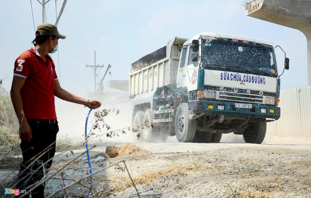 Thế nhưng, nhiều năm qua nhà máy này vẫn tồn tại, trở thành nỗi ám ảnh về tình trạng ô nhiễm môi trường do khói và bụi xi măng đối với cư dân khu vực và người tham gia giao thông ra vào cửa ngõ phía đông thành phố. Những năm trước, khi xây dựng công trình metro, trạm trộn bê tông bên cạnh xe bồn di chuyển, cùng các nhà máy hoạt động đã tạo ra những cơn "lốc bụi" khủng khiếp trên Xa lộ Hà Nội và đường song hành.
