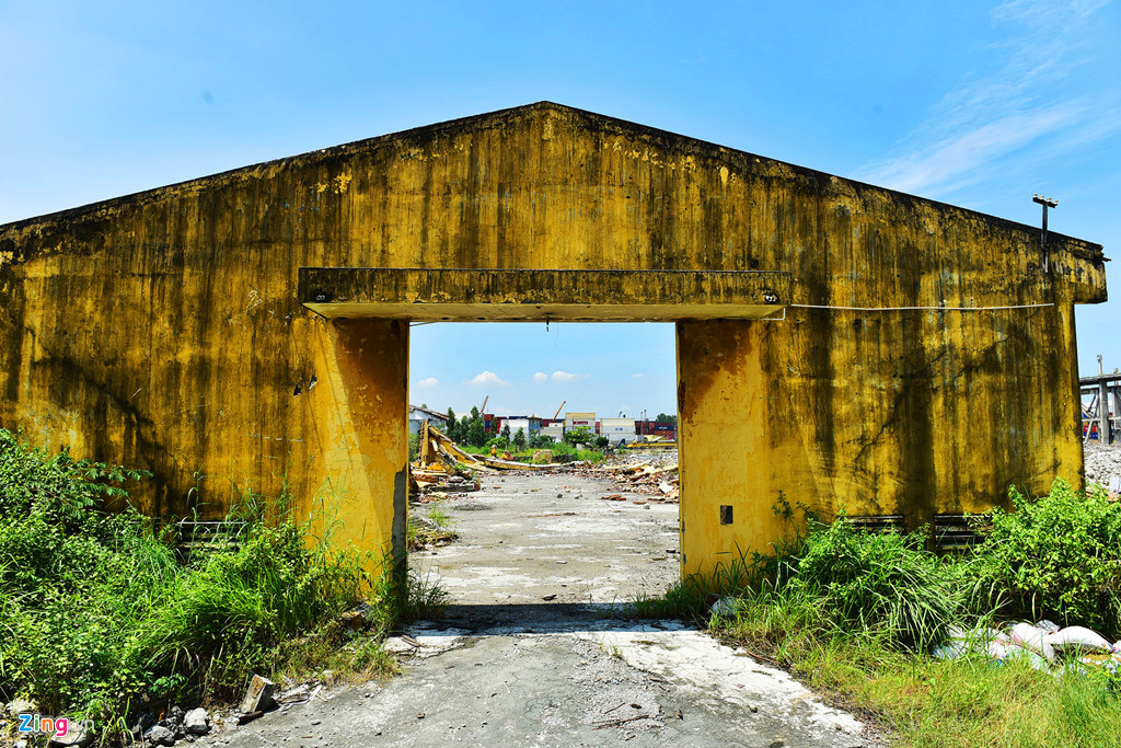 Các khối nhà văn phòng của công ty ở phía mặt đường song hành Xa lộ Hà Nội hiện đã bỏ trống hoặc tháo dỡ một phần.