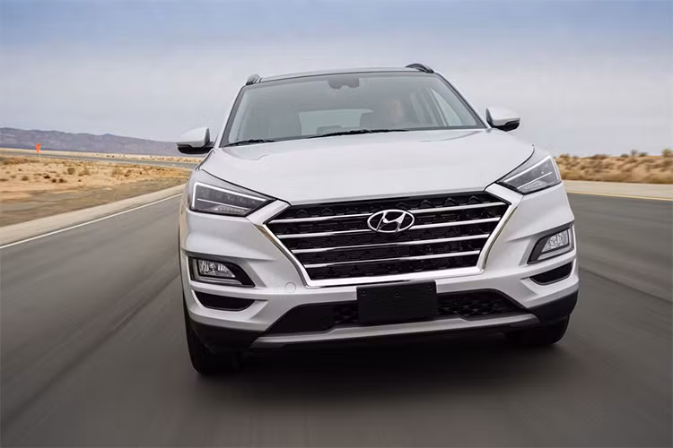 Dự kiến, Hyundai Tucson 2019 sẽ được bày bán tại thị trường Mỹ vào mùa thu năm nay vaf sẽ cạnh tranh trực tiếp với các đối thủ như Honda CR-V, Mazda CX-5 và Nissan Rogue. Hiện giá bán của mẫu crossover cỡ C đến từ Hàn Quốc chưa được Hyundai công bố.